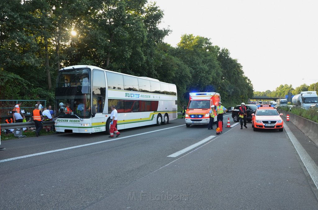 Einsatz BF Koeln Klimaanlage Reisebus defekt A 3 Rich Koeln hoehe Leverkusen P035.JPG
